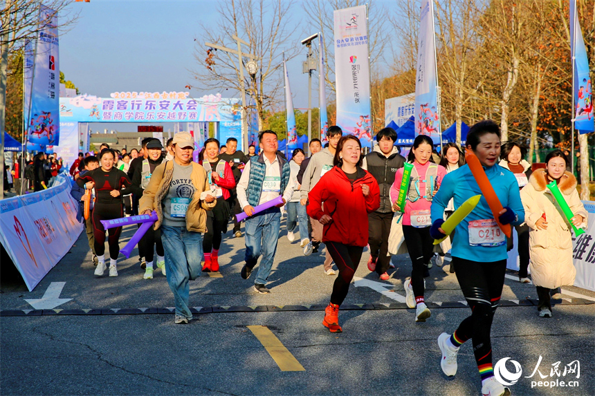 2025“江西古村跑”霞客行樂安大會暨商學院樂安越野賽在樂安縣流坑古村舉行。人民網記者 朱海鵬攝