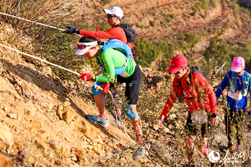 2025“江西古村跑”霞客行樂安大會暨商學院樂安越野賽在樂安縣流坑古村舉行。人民網記者 朱海鵬攝