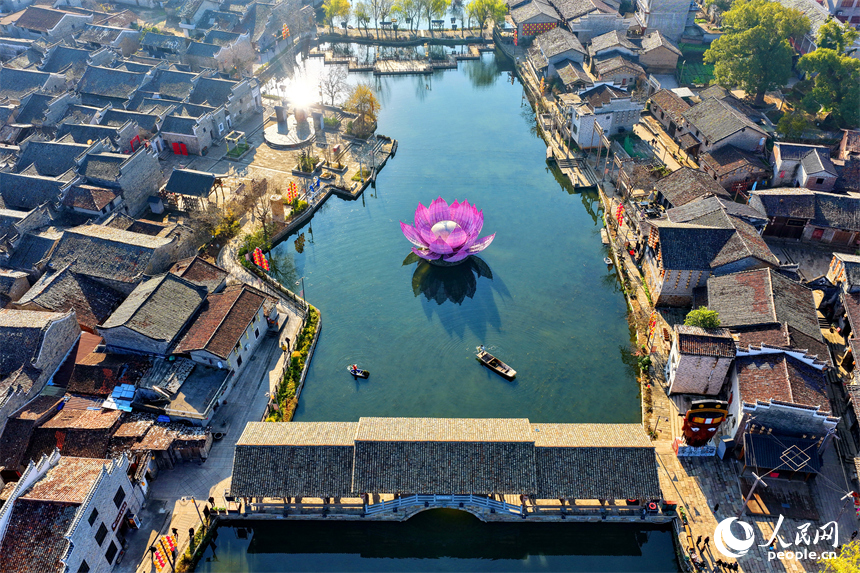 抚州市乐安县流坑镇流坑古村，河道保洁员在打捞清理水面水草和杂物。人民网记者 朱海鹏摄