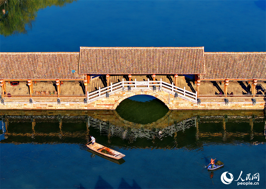 抚州市乐安县流坑镇流坑古村，河道保洁员在打捞清理水面水草和杂物。人民网记者 朱海鹏摄