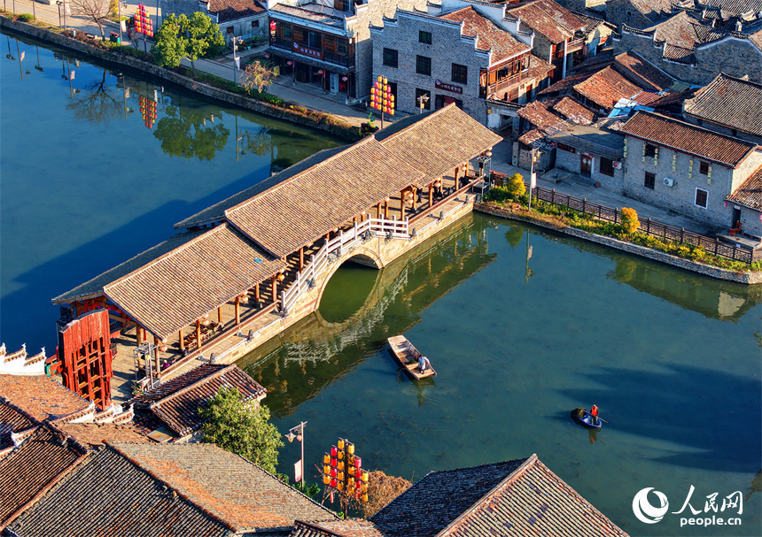 撫州市樂安縣流坑鎮流坑古村，河道保潔員在打撈清理水面水草和雜物。人民網記者 朱海鵬攝