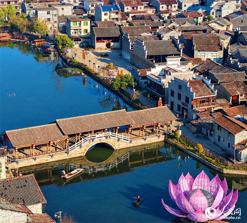 抚州市乐安县流坑镇流坑古村，河道保洁员在打捞清理水面水草和杂物。人民网记者 朱海鹏摄