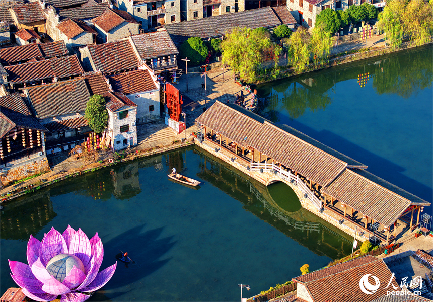 撫州市樂安縣流坑鎮流坑古村，河道保潔員在打撈清理水面水草和雜物。人民網記者 朱海鵬攝