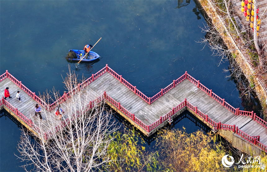 撫州市樂安縣流坑鎮流坑古村，河道保潔員在打撈清理水面水草和雜物。人民網記者 朱海鵬攝