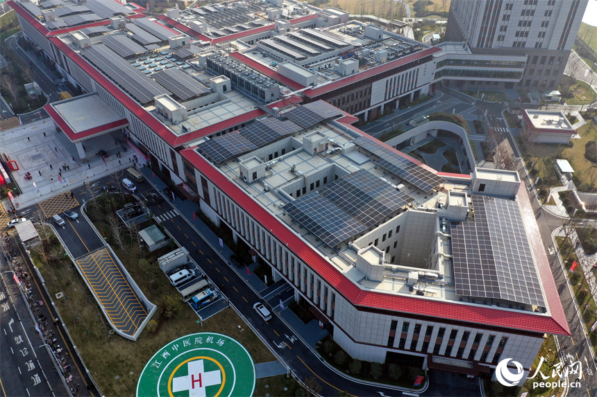 门诊大楼楼顶一排排太阳能光伏板在阳光下熠熠生辉。人民网记者 时雨摄