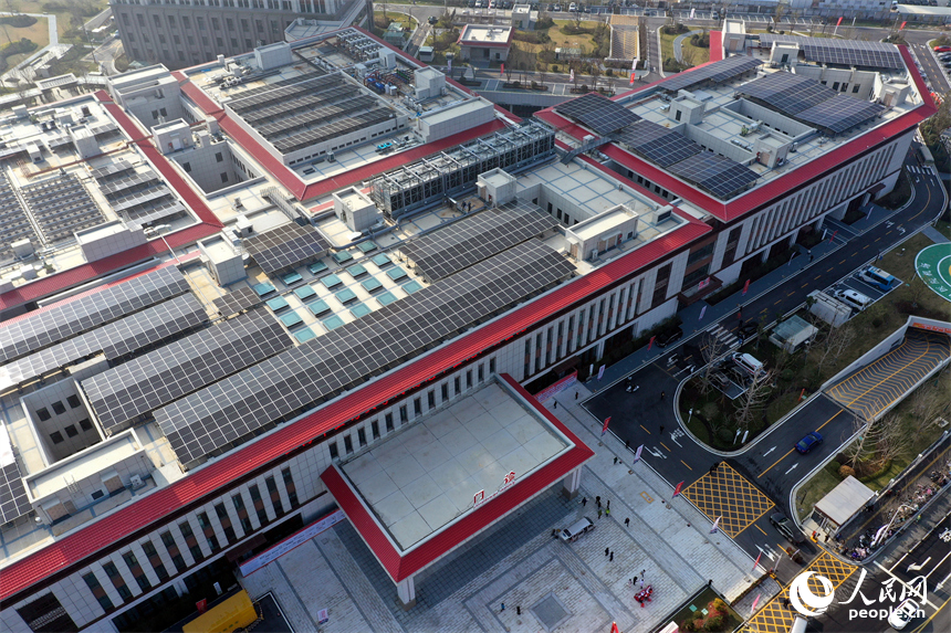 门诊大楼楼顶一排排太阳能光伏板在阳光下熠熠生辉。人民网记者 时雨摄