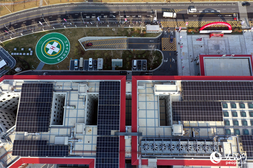 门诊大楼楼顶一排排太阳能光伏板在阳光下熠熠生辉。人民网记者 时雨摄