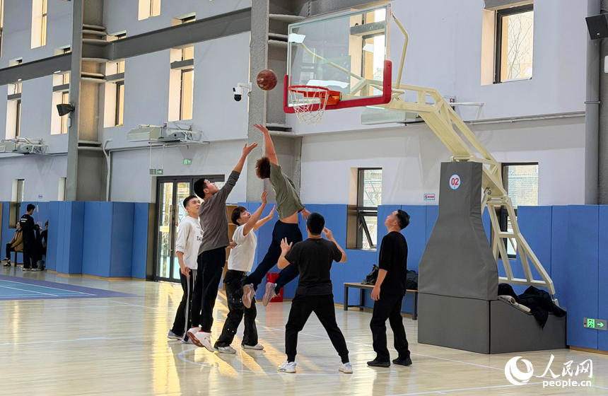 市民们在场馆内外各个运动区域大展身手，击球声、呐喊声此起彼伏。人民网记者 毛思远摄