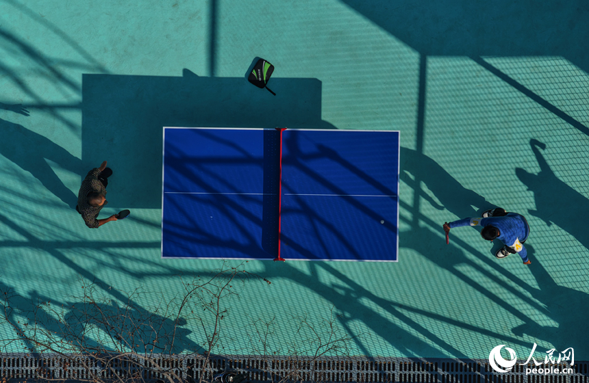 市民来到新建成的社区体育馆运动健身。人民网记者 毛思远摄