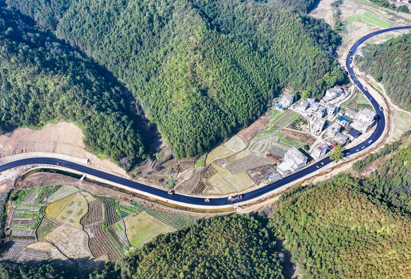 2025年12月30日，江西省贛州市大余縣池江鎮楊柳村，新鋪設的瀝青道路蜿蜒於蔥郁山林間，串聯起民居與村落，為鄉村發展打通交通脈絡。