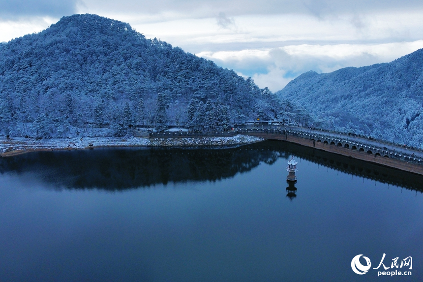雪后庐山银装素裹，宛若童话世界。人民网记者 邱烨摄