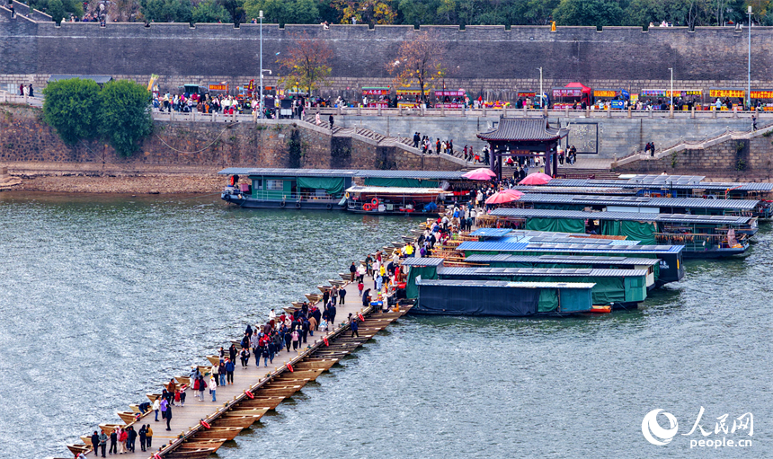 赣州市老城区的东河浮桥,许多游客前来观光游玩,感受宋代古浮桥独特的历史文化魅力。人民网记者 朱海鹏摄