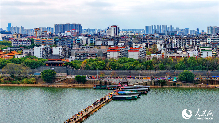 赣州市老城区的东河浮桥，许多游客前来观光游玩，感受宋代古浮桥独特的历史文化魅力。人民网记者 朱海鹏摄