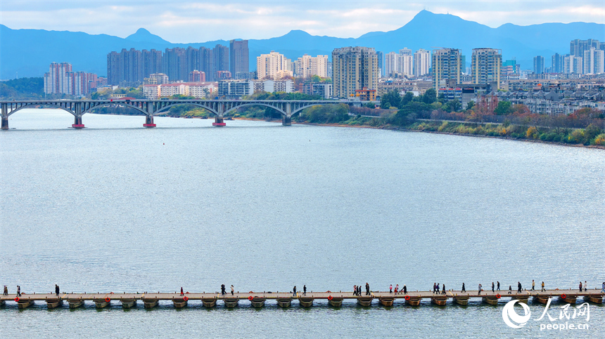 赣州市老城区的东河浮桥，许多游客前来观光游玩，感受宋代古浮桥独特的历史文化魅力。人民网记者 朱海鹏摄