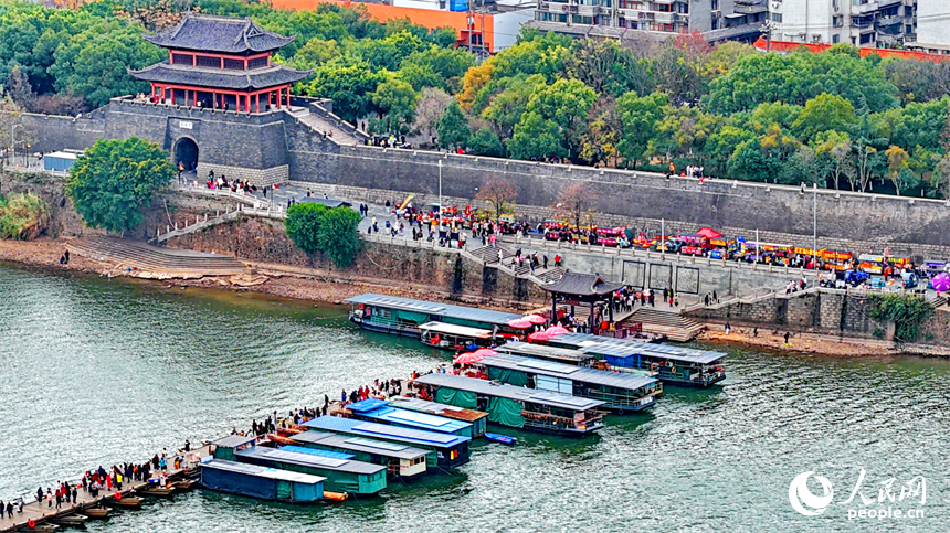 赣州市老城区的东河浮桥，许多游客前来观光游玩，感受宋代古浮桥独特的历史文化魅力。人民网记者 朱海鹏摄