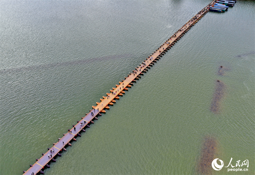 赣州市老城区的东河浮桥，许多游客前来观光游玩，感受宋代古浮桥独特的历史文化魅力。人民网记者 朱海鹏摄