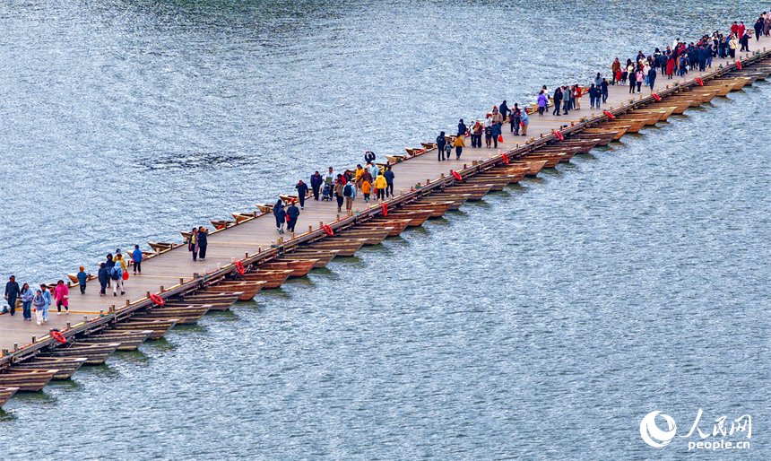赣州市老城区的东河浮桥，许多游客前来观光游玩，感受宋代古浮桥独特的历史文化魅力。人民网记者 朱海鹏摄