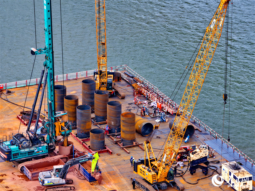 长赣高铁赣江特大桥建设现场吊机林立，工人在进行主墩钻孔桩施工。人民网记者 朱海鹏摄