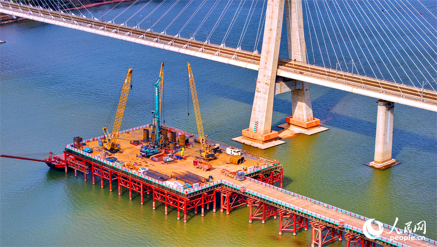 长赣高铁赣江特大桥建设现场吊机林立，工人在进行主墩钻孔桩施工。人民网记者 朱海鹏摄