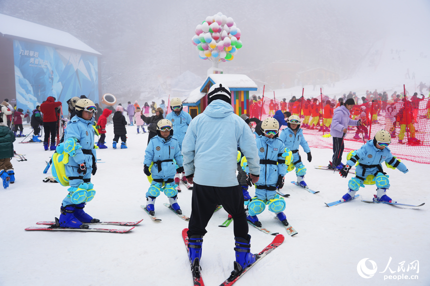 2026年1月2日，靖安国际滑雪场人气爆棚，成为赣西北冰雪旅游热门目的地。人民网记者 毛思远摄