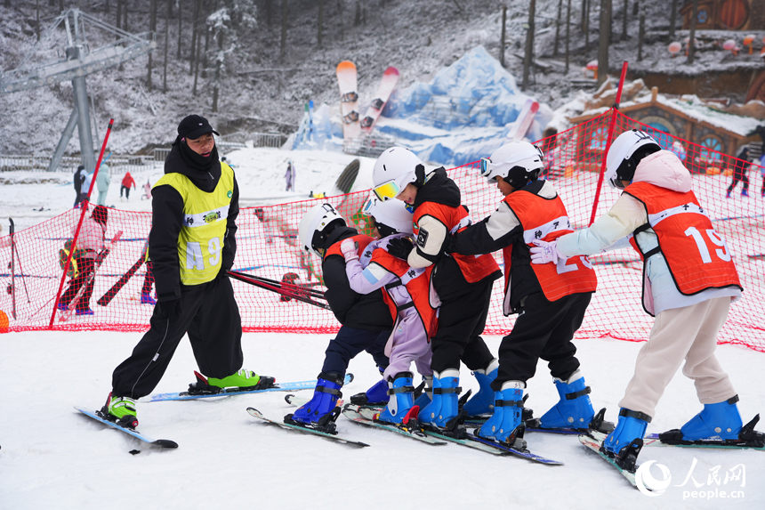2026年1月2日，靖安国际滑雪场人气爆棚，成为赣西北冰雪旅游热门目的地。人民网记者 毛思远摄