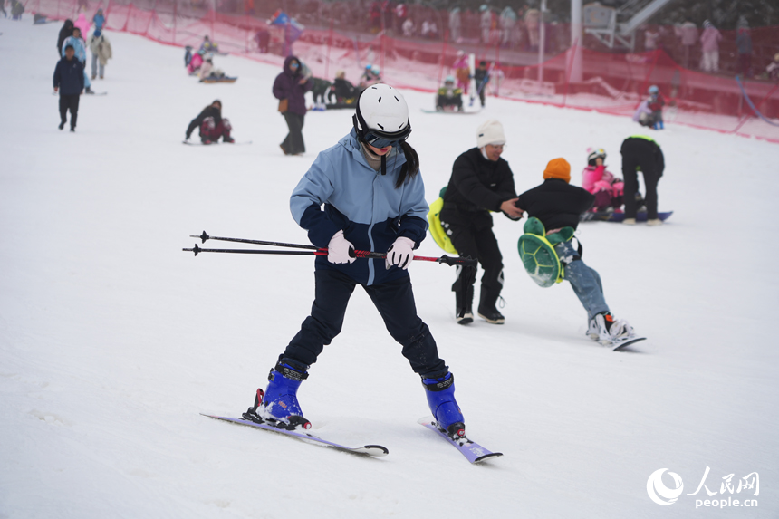 2026年1月2日，游客在靖安国际滑雪场体验滑雪，尽享冰雪运动的独特魅力。人民网记者 毛思远摄
