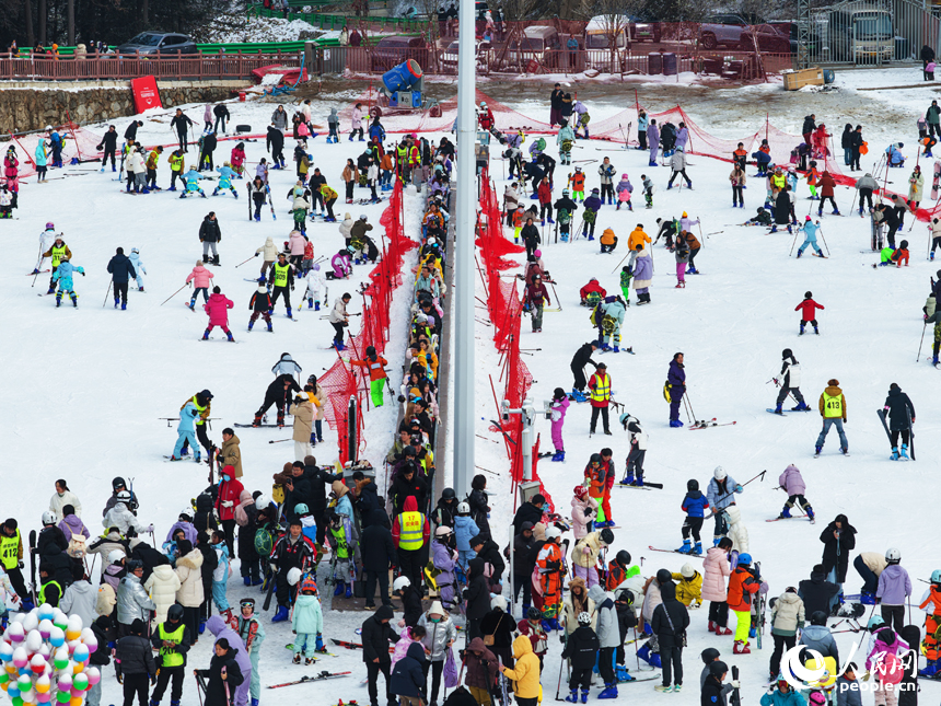 2026年1月2日，游客在靖安国际滑雪场体验滑雪，尽享冰雪运动的独特魅力。人民网记者 毛思远摄