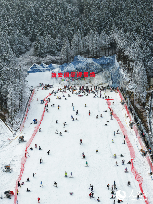 2026年1月2日，游客在靖安国际滑雪场体验滑雪，尽享冰雪运动的独特魅力。人民网记者 毛思远摄