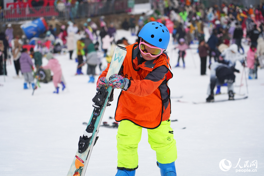 2026年1月2日，游客在靖安国际滑雪场体验滑雪，尽享冰雪运动的独特魅力。人民网记者 毛思远摄