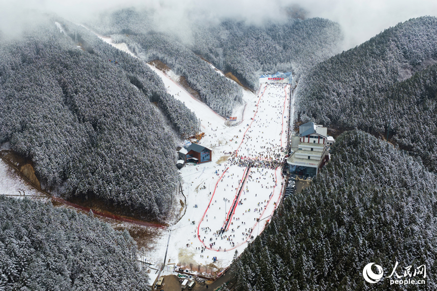 2026年1月2日，靖安国际滑雪场人气爆棚，成为赣西北冰雪旅游热门目的地。人民网记者 毛思远摄