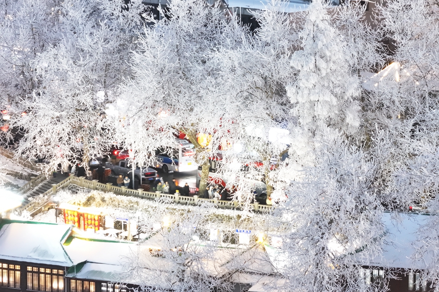 江西廬山牯嶺鎮日落與夜景交織，呈現出一幅璀璨的冬日畫卷。胡曉山攝