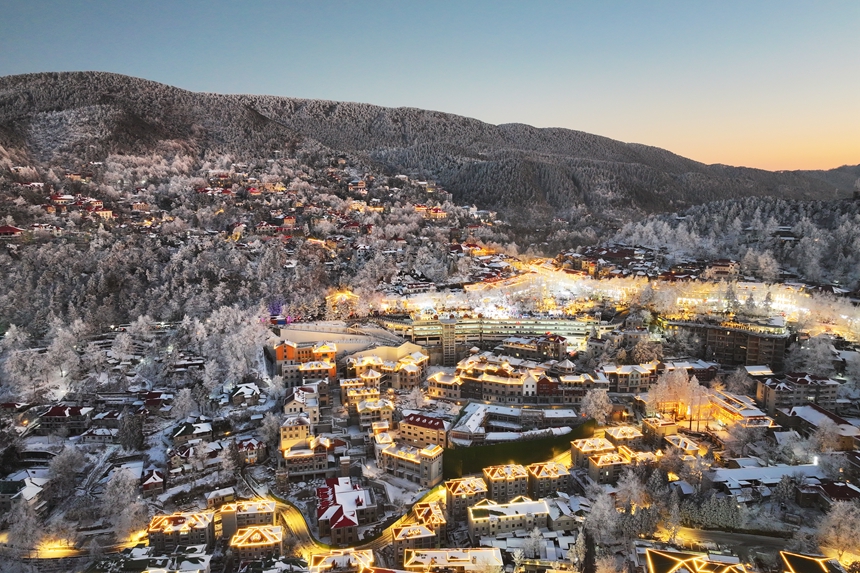 江西廬山牯嶺鎮日落與夜景交織，呈現出一幅璀璨的冬日畫卷。胡曉山攝