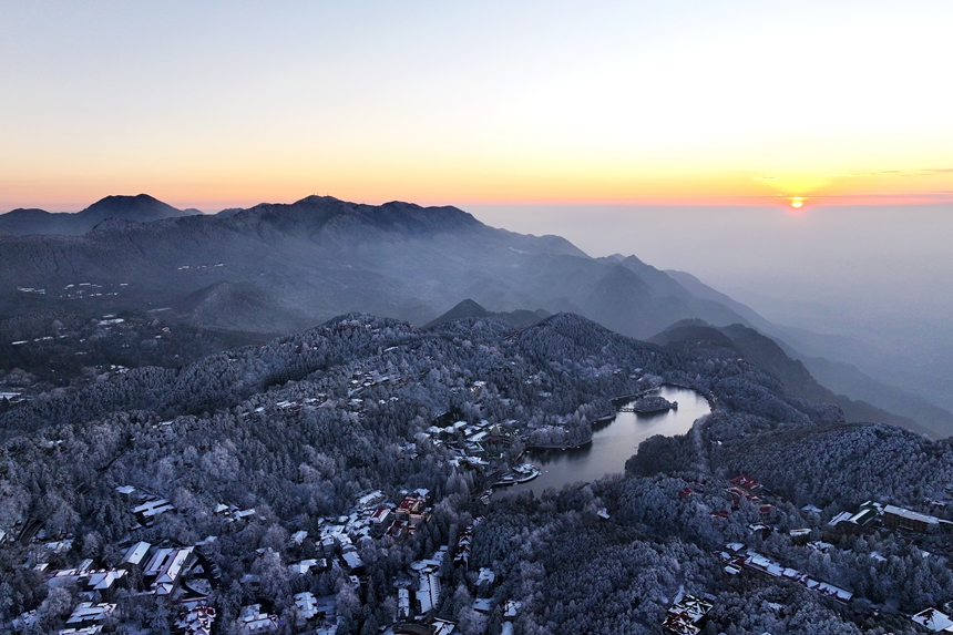 江西廬山牯嶺鎮日落與夜景交織，呈現出一幅璀璨的冬日畫卷。胡曉山攝