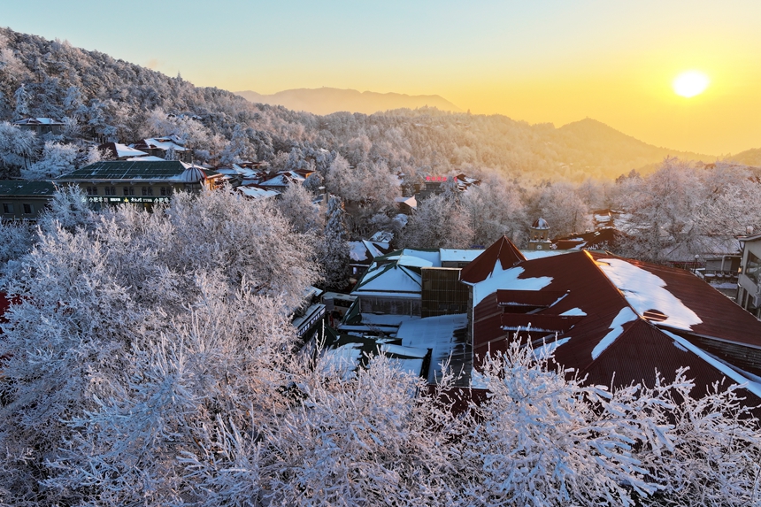 江西廬山牯嶺鎮日落與夜景交織，呈現出一幅璀璨的冬日畫卷。胡曉山攝