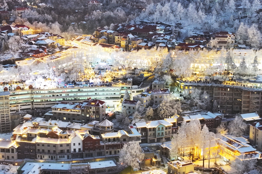 江西廬山牯嶺鎮日落與夜景交織，呈現出一幅璀璨的冬日畫卷。胡曉山攝