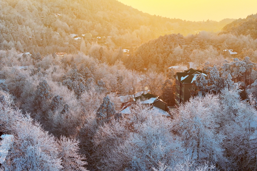 江西廬山牯嶺鎮日落與夜景交織，呈現出一幅璀璨的冬日畫卷。胡曉山攝