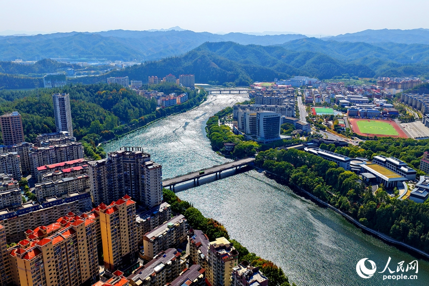 贛州市上猶縣東山鎮山巒逶迤、樹木蒼翠，上猶江碧水環繞，構成一幅景色怡人的冬日生態畫卷。人民網記者 朱海鵬攝