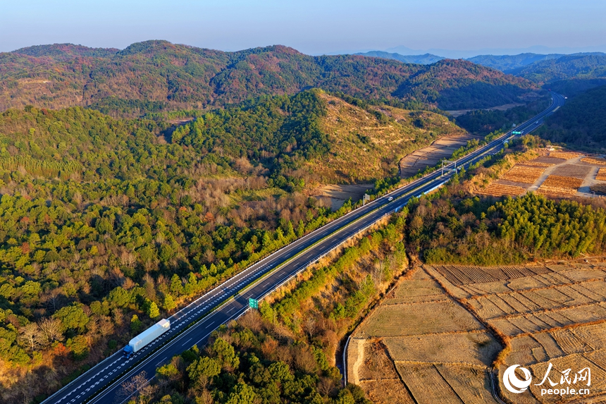 抚州市乐安县牛田镇龙虎岭村，抚吉高速公路上车辆穿村而过，沿线乡村美景怡人。人民网记者 朱海鹏摄