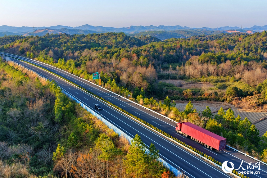 抚州市乐安县牛田镇龙虎岭村，抚吉高速公路上车辆穿村而过，沿线乡村美景怡人。人民网记者 朱海鹏摄