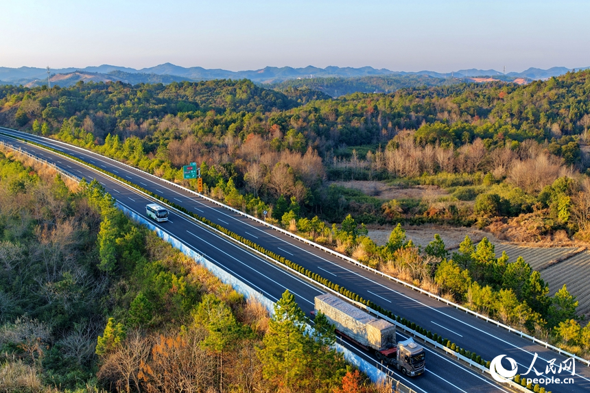 抚州市乐安县牛田镇龙虎岭村，抚吉高速公路上车辆穿村而过，沿线乡村美景怡人。人民网记者 朱海鹏摄