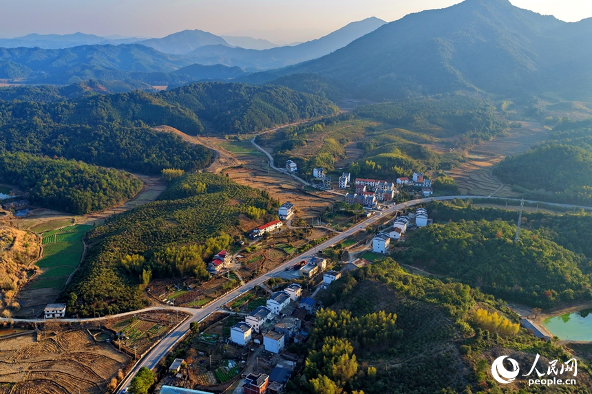 抚州市乐安县牛田镇龙虎岭村，抚吉高速公路上车辆穿村而过，沿线乡村美景怡人。人民网记者 朱海鹏摄