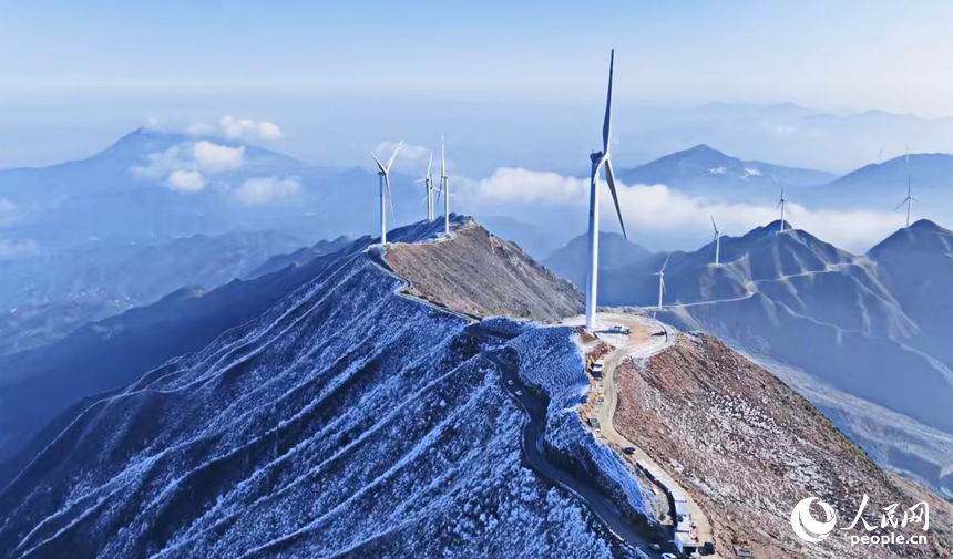 贛州市上猶縣雙溪鄉草上的風力發電場，一台台風力發電機矗立在山巔，與藍天白雲、蜿蜒群山、皚皚白雪相映成景，構成一幅冬日高山冰雪美景。人民網記者 朱海鵬攝