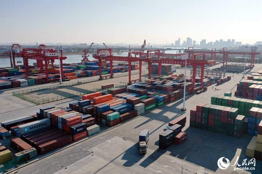 龍頭崗碼頭作業區，五顏六色的貨櫃整齊堆疊。人民網記者 時雨攝