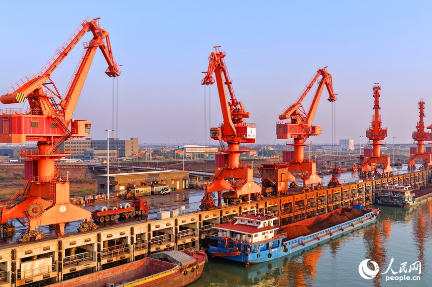 姚湾综合码头的吊机在装运钢卷、砂石，煤炭等大宗货物。人民网记者 朱海鹏摄