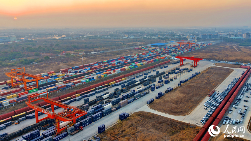 南昌国际陆港货运场站内，货物集装箱装卸有序进行，运输车辆往来穿行。人民网记者 朱海鹏摄