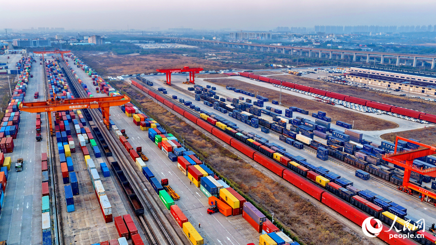 南昌國際陸港貨運場站內，貨物集裝箱裝卸有序進行，運輸車輛往來穿行。人民網記者 朱海鵬攝