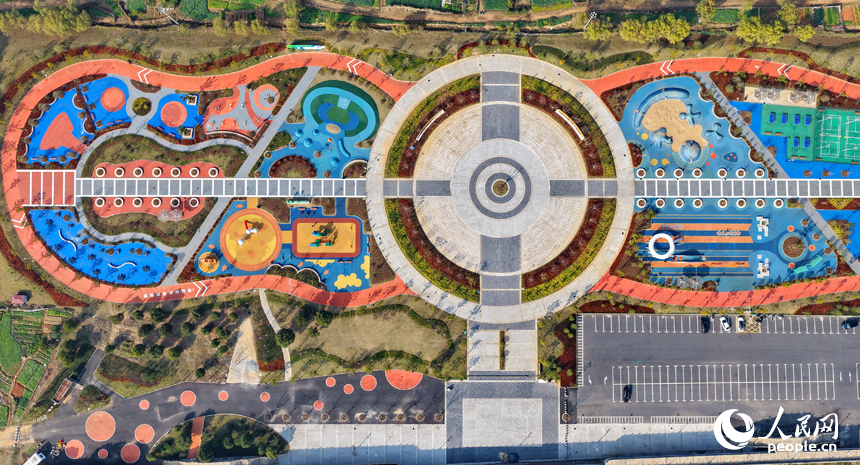 樟树市沿江南路的一处新修建好的“口袋公园”里，许多市民前来休闲游玩，乐享冬日美好时光。人民网记者 朱海鹏摄