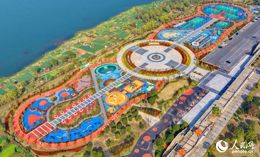 樟树市沿江南路的一处新修建好的“口袋公园”里，许多市民前来休闲游玩，乐享冬日美好时光。人民网记者 朱海鹏摄