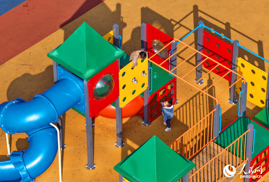 樟树市沿江南路的一处新修建好的“口袋公园”里，许多市民前来休闲游玩，乐享冬日美好时光。人民网记者 朱海鹏摄