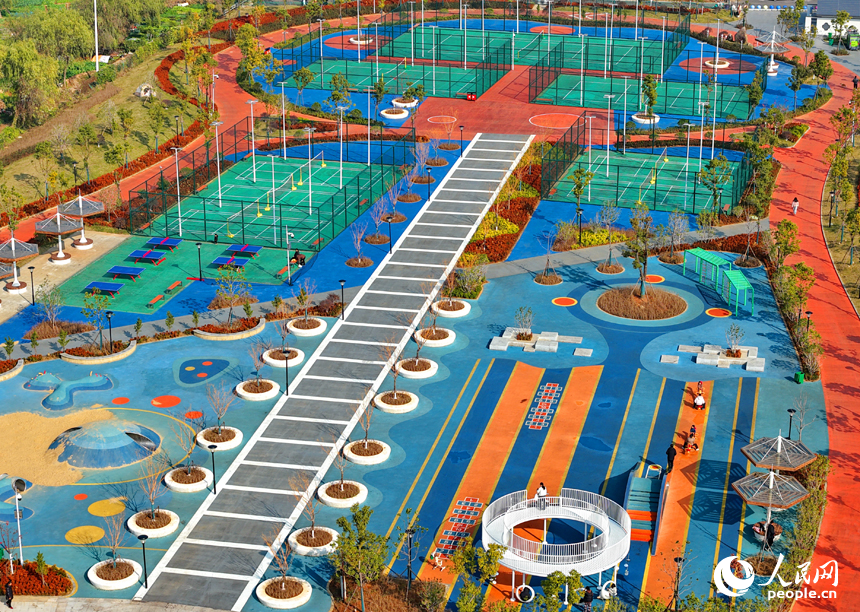 樟樹市沿江南路的一處新修建好的“口袋公園”裡，許多市民前來休閑游玩，樂享冬日美好時光。人民網記者 朱海鵬攝